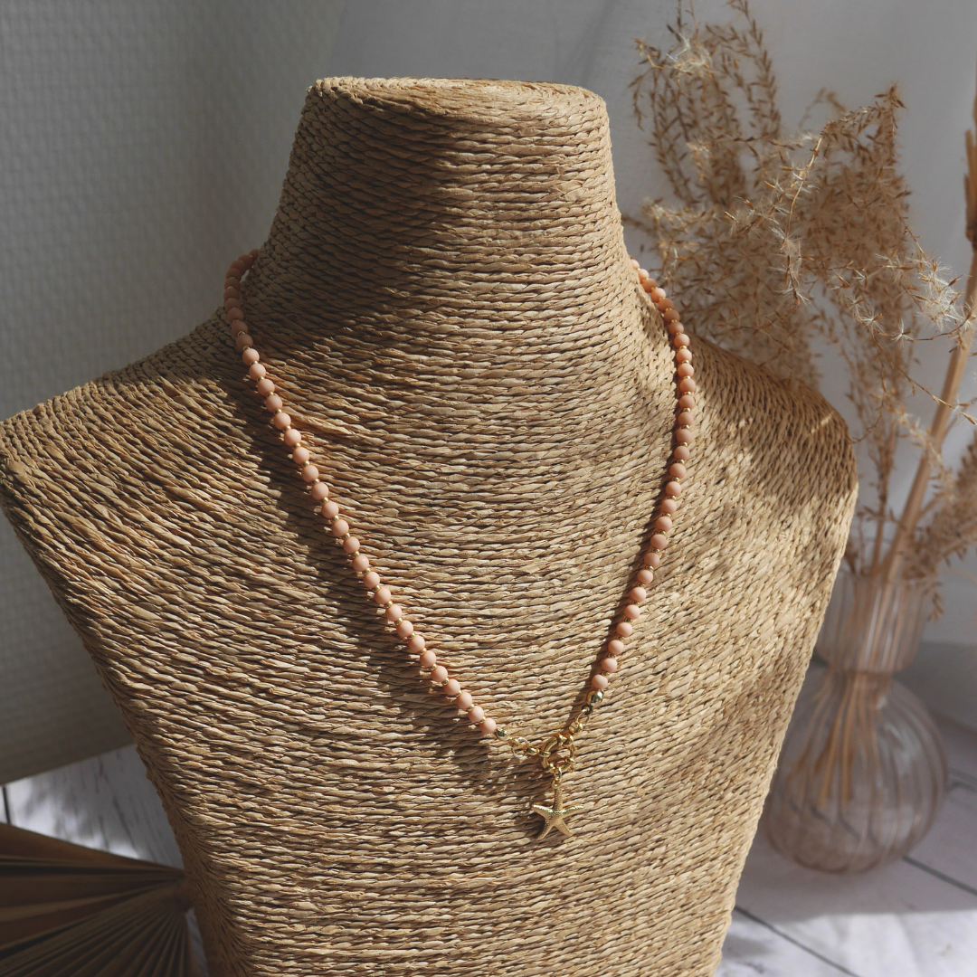LISBONNE I Collier en perles colorées avec breloque étoile de mer