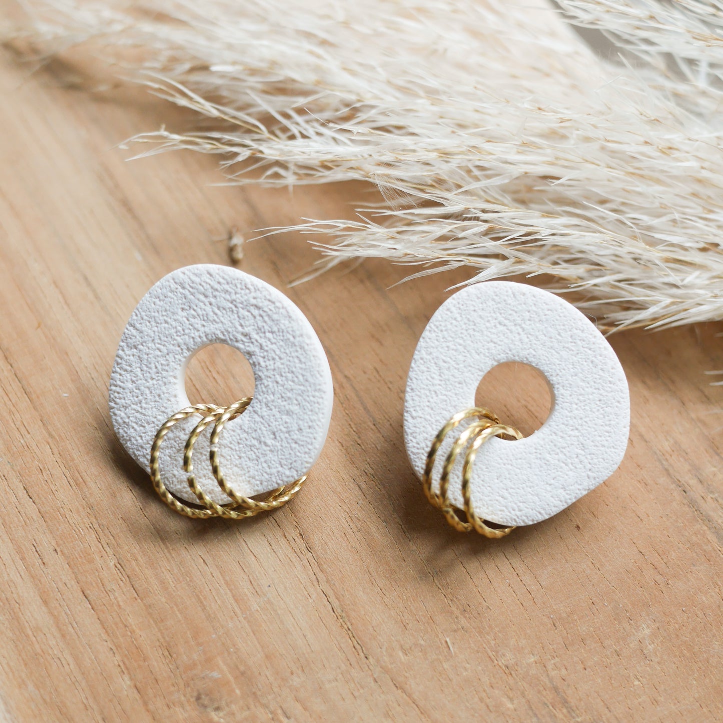 Boucles d’oreilles blanches et dorées Bahamas avec anneaux martelés, faites main en pâte polymère.