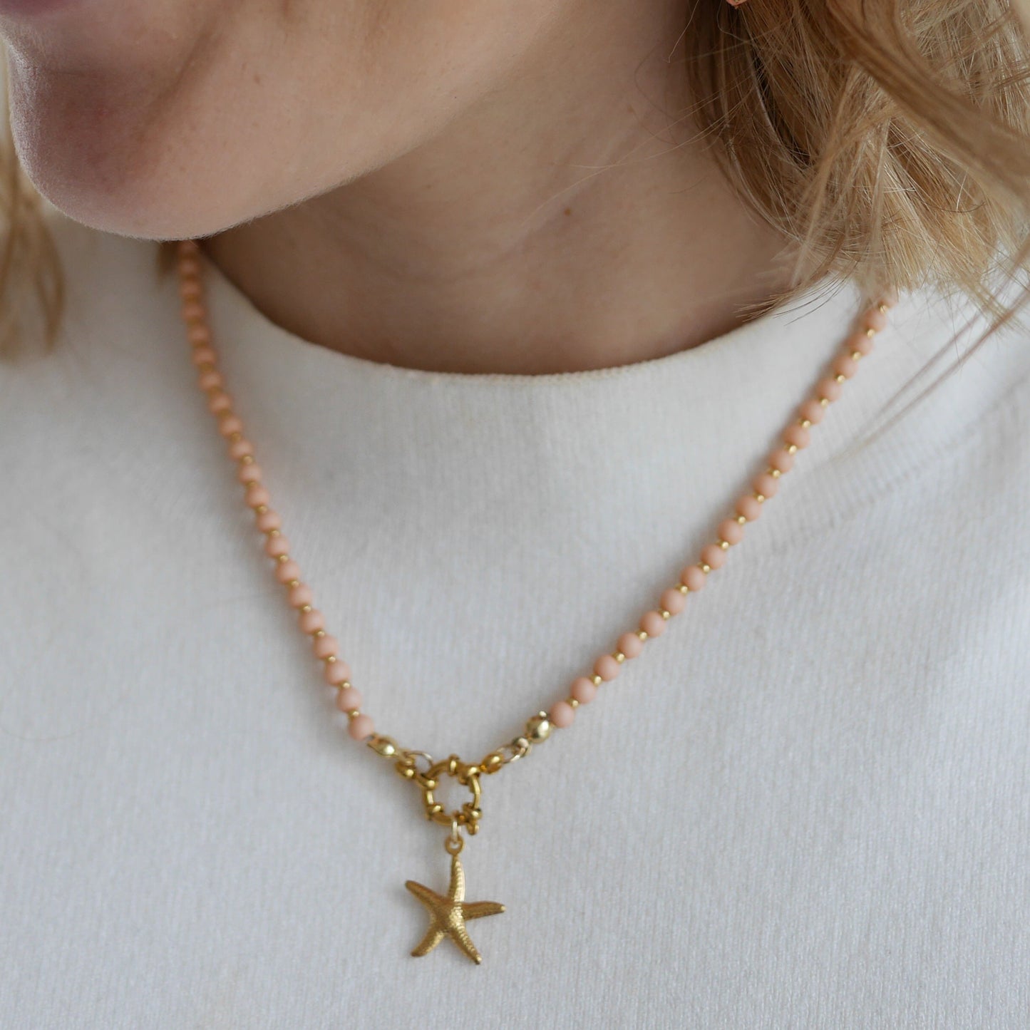 LISBONNE I Collier en perles colorées avec breloque étoile de mer