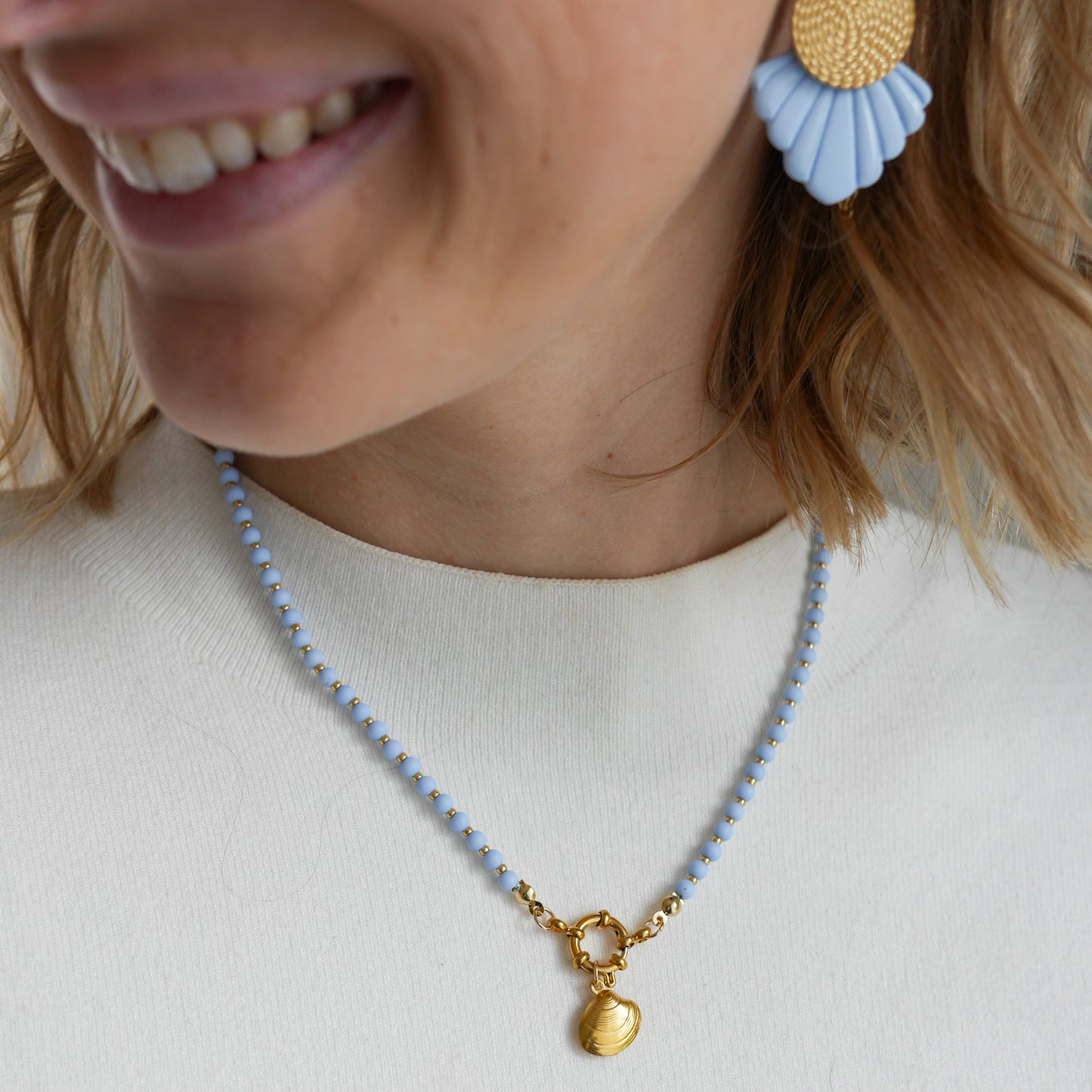 LISBONNE I Collier en perles colorées avec breloque étoile de mer