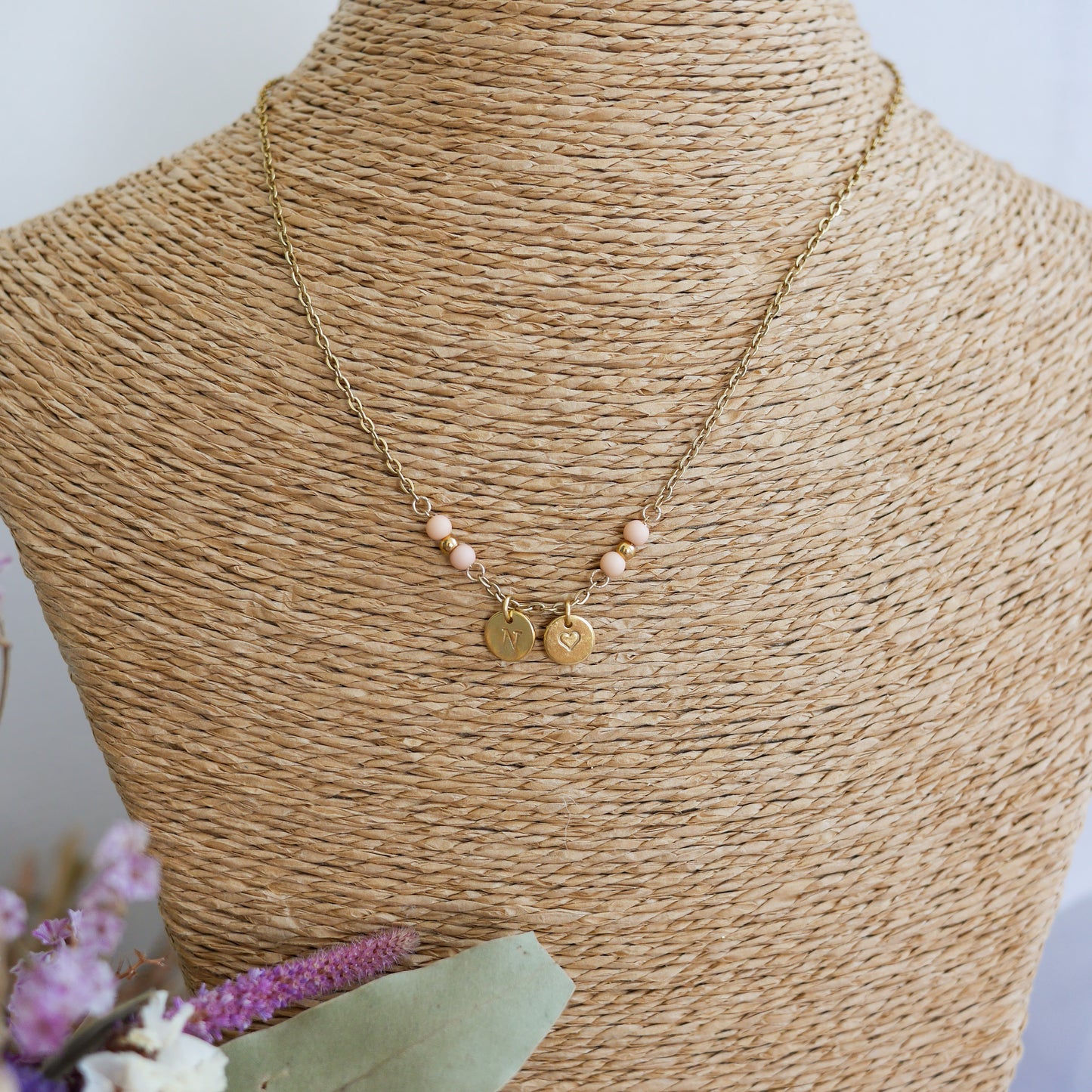 Collier Monaco personnalisable avec breloques gravées et perles colorées – bijou en acier inoxydable fait main.