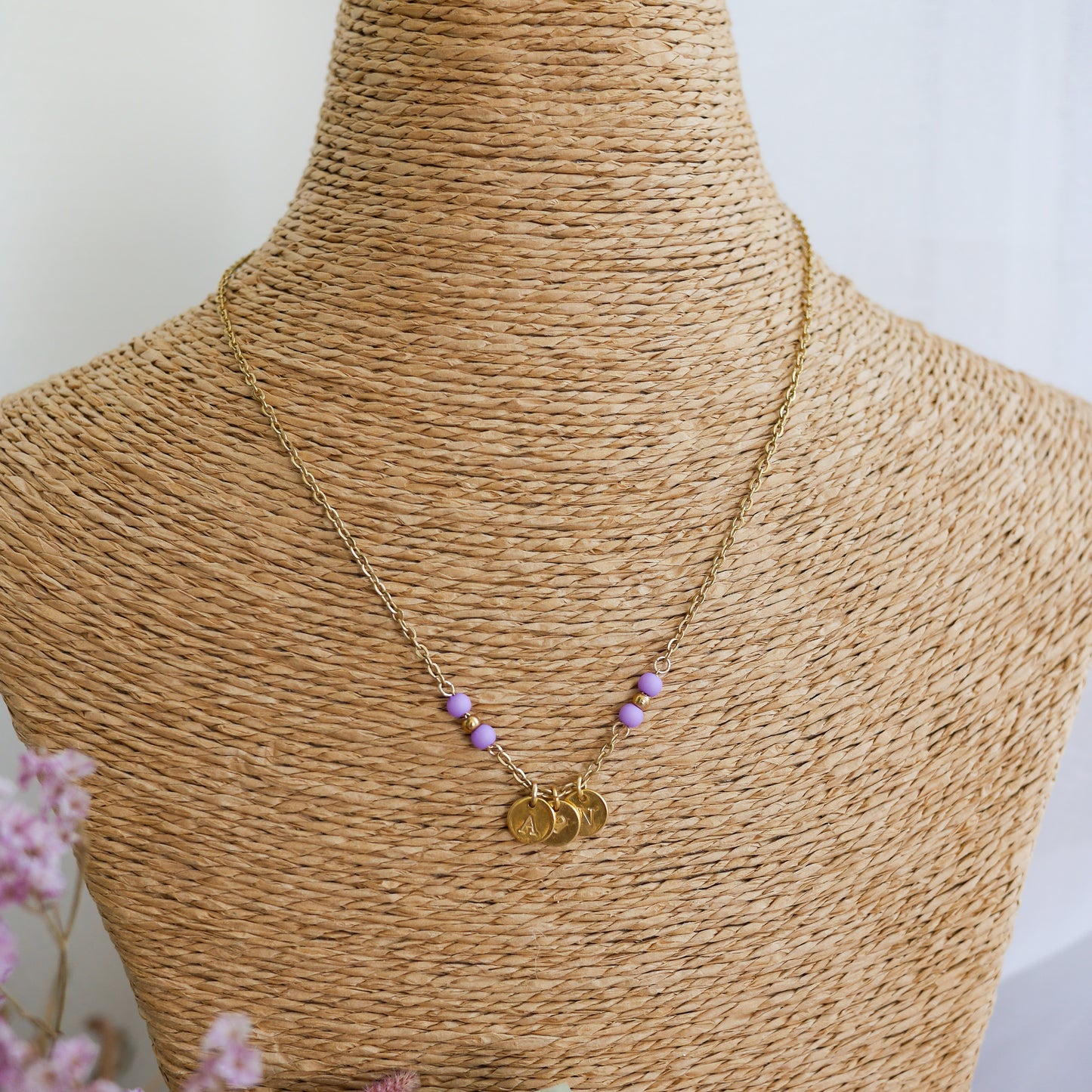 Collier Monaco personnalisable avec breloques gravées et perles colorées – bijou en acier inoxydable fait main.