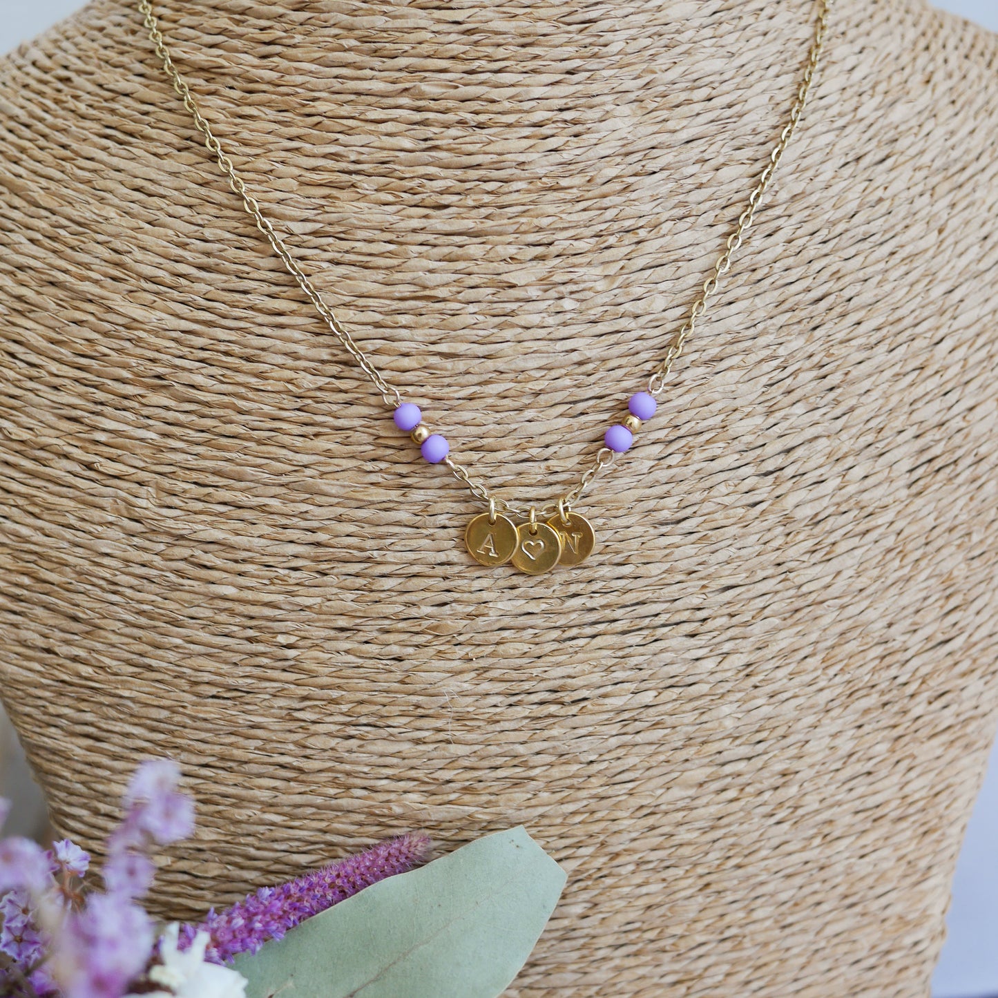 Collier Monaco personnalisable avec breloques gravées et perles colorées – bijou en acier inoxydable fait main.