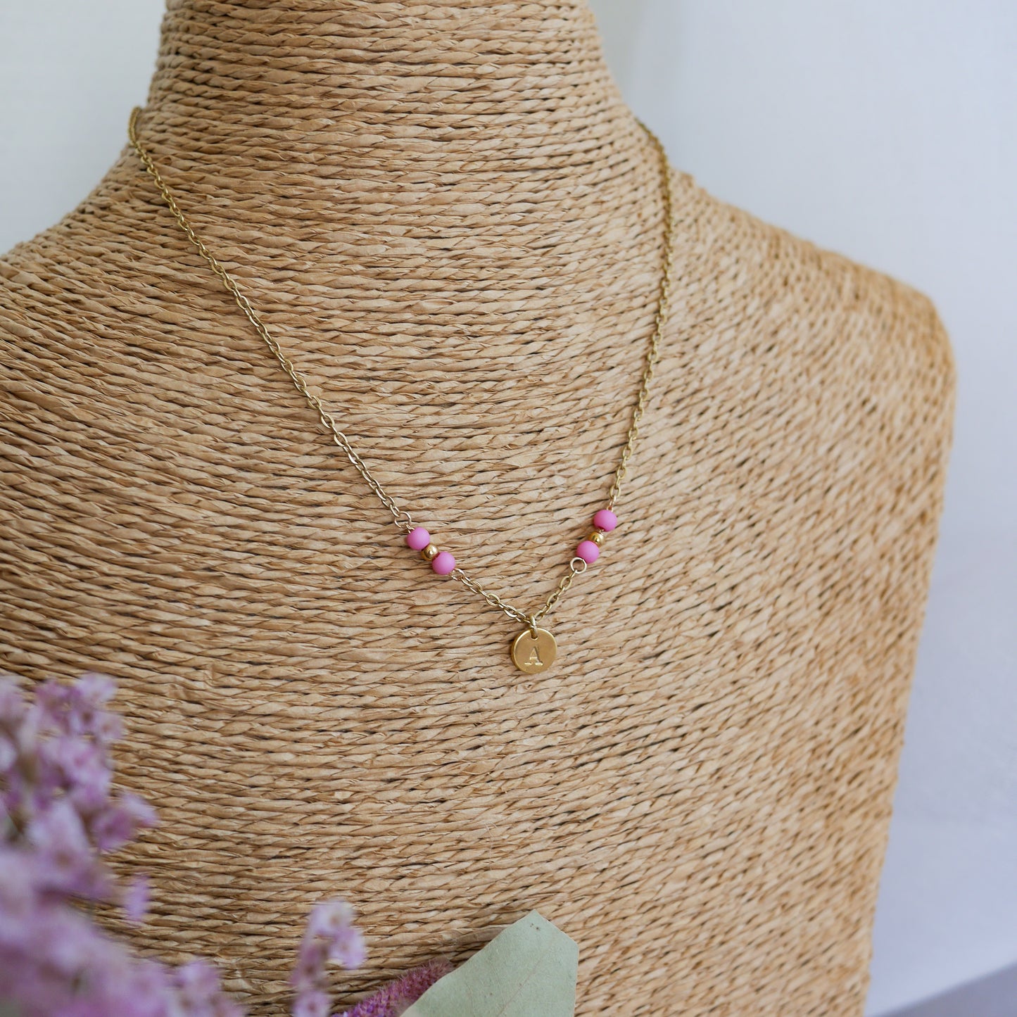 Collier Monaco personnalisable avec breloques gravées et perles colorées – bijou en acier inoxydable fait main.