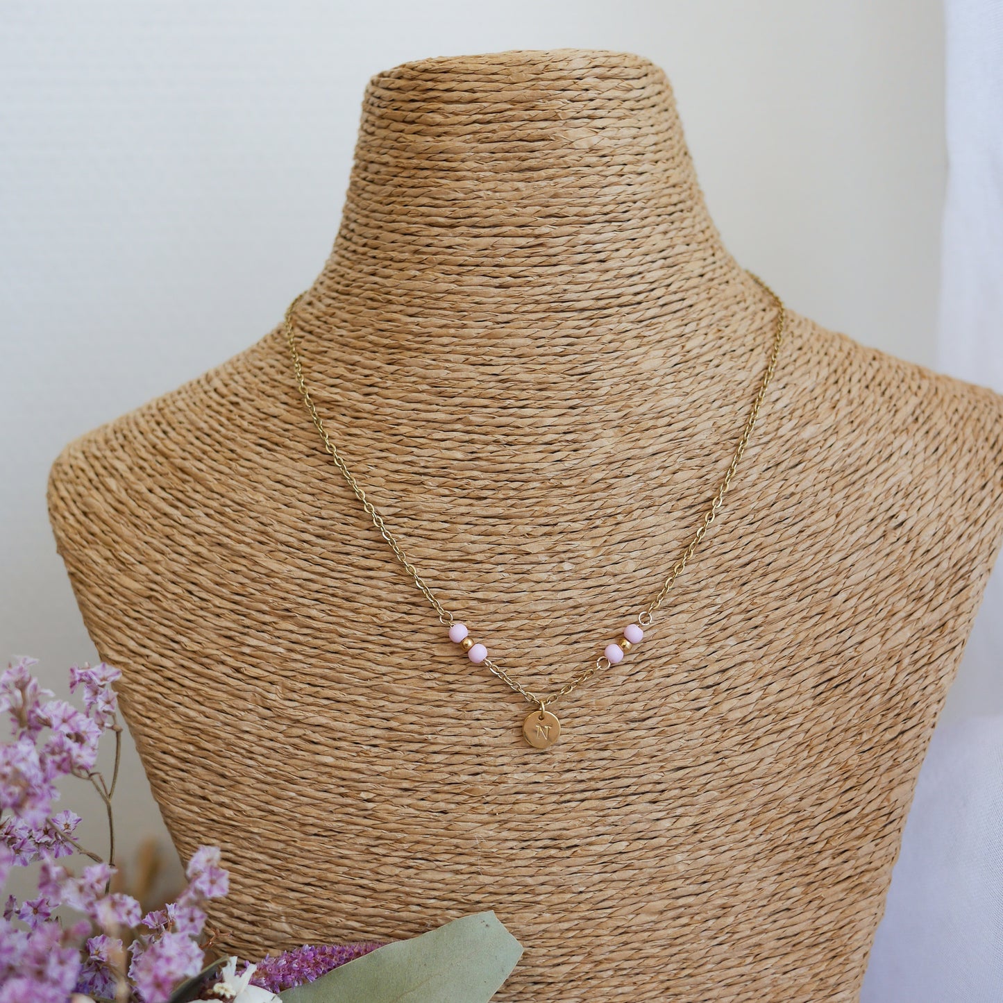Amolia - Collier Monaco personnalisable avec breloques gravées et perles colorées – bijou en acier inoxydable fait main.