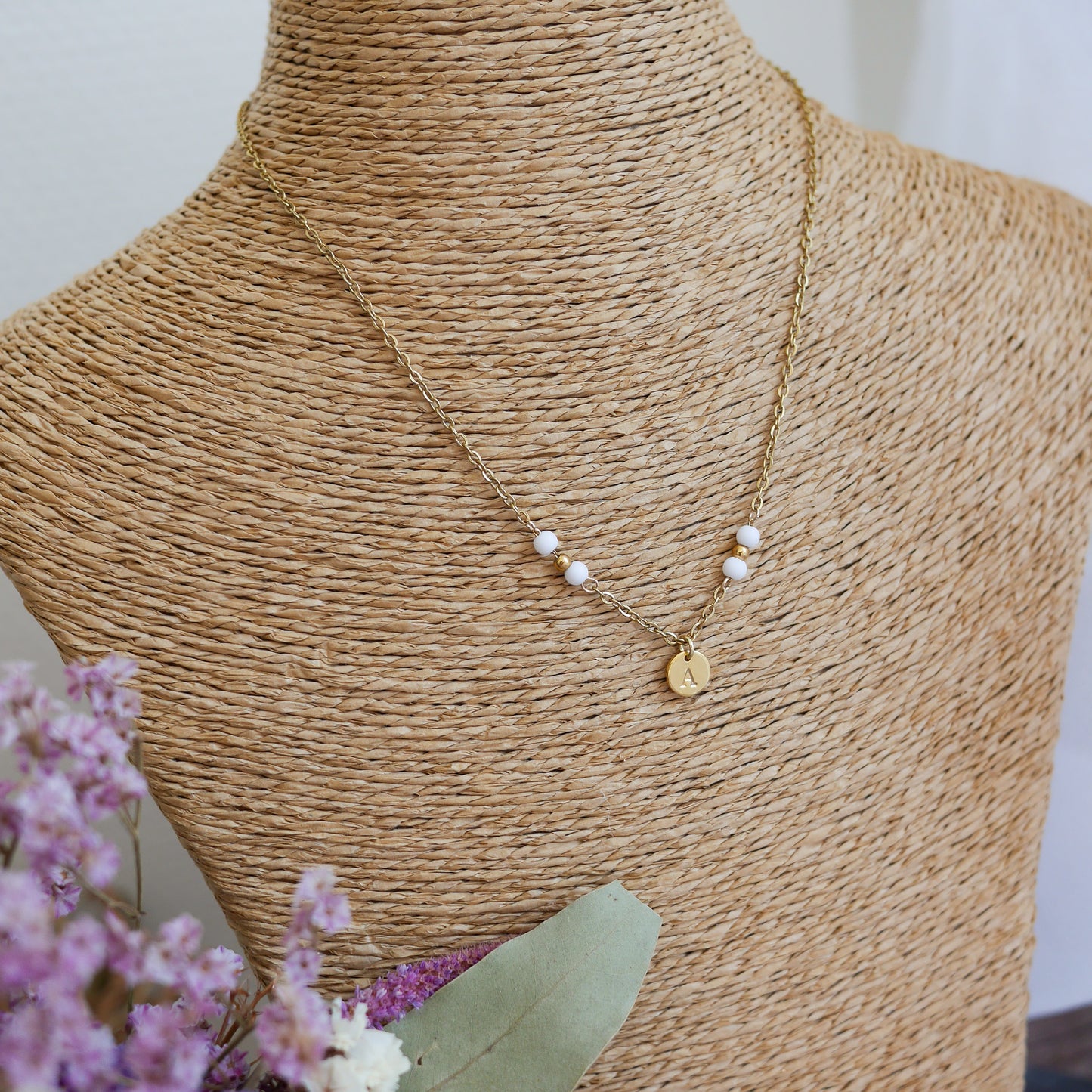 Amolia - Collier Monaco personnalisable avec breloques gravées et perles colorées – bijou en acier inoxydable fait main.