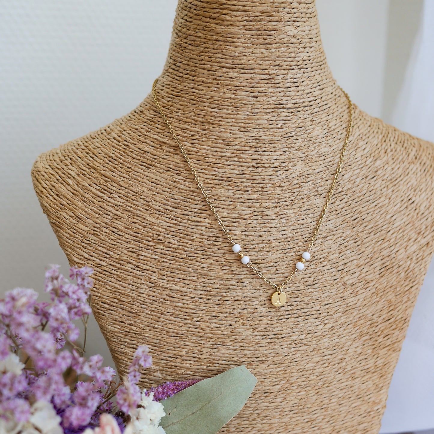 Amolia - Collier Monaco personnalisable avec breloques gravées et perles colorées – bijou en acier inoxydable fait main.