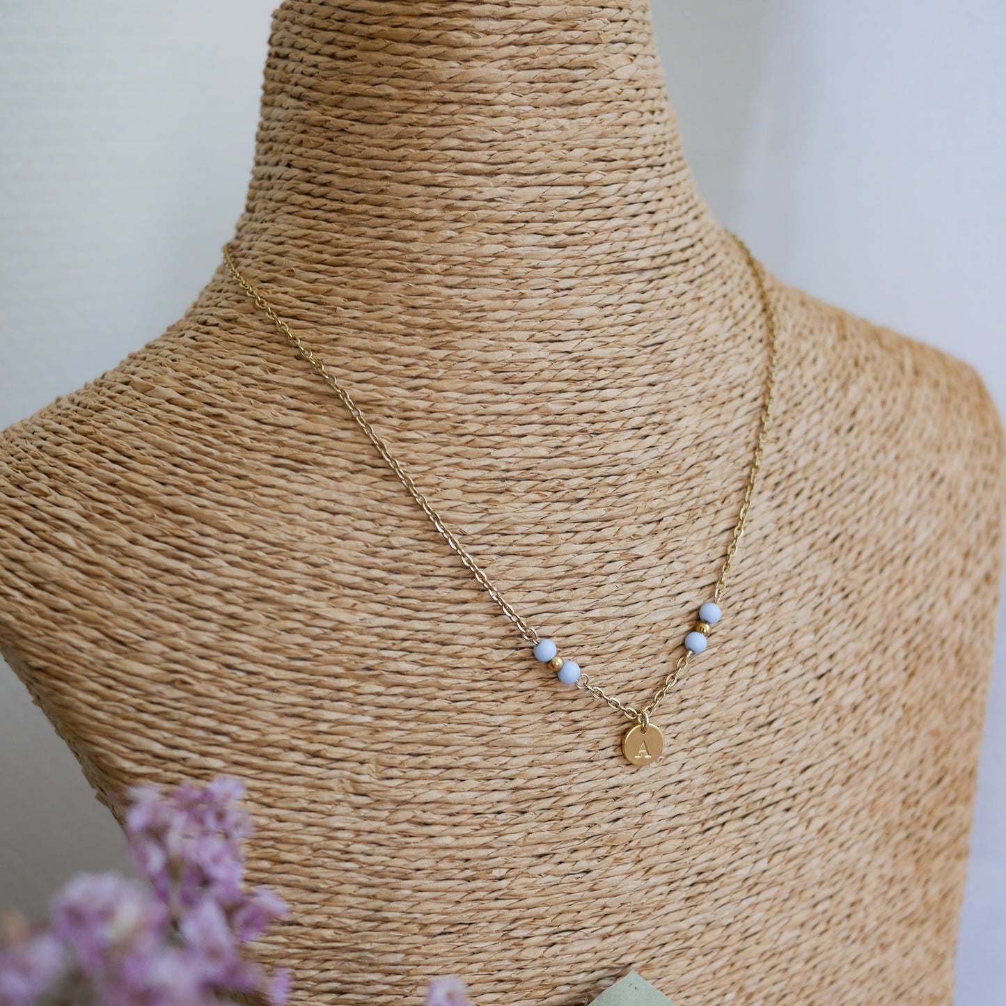 Amolia - Collier Monaco personnalisable avec breloques gravées et perles colorées – bijou en acier inoxydable fait main.