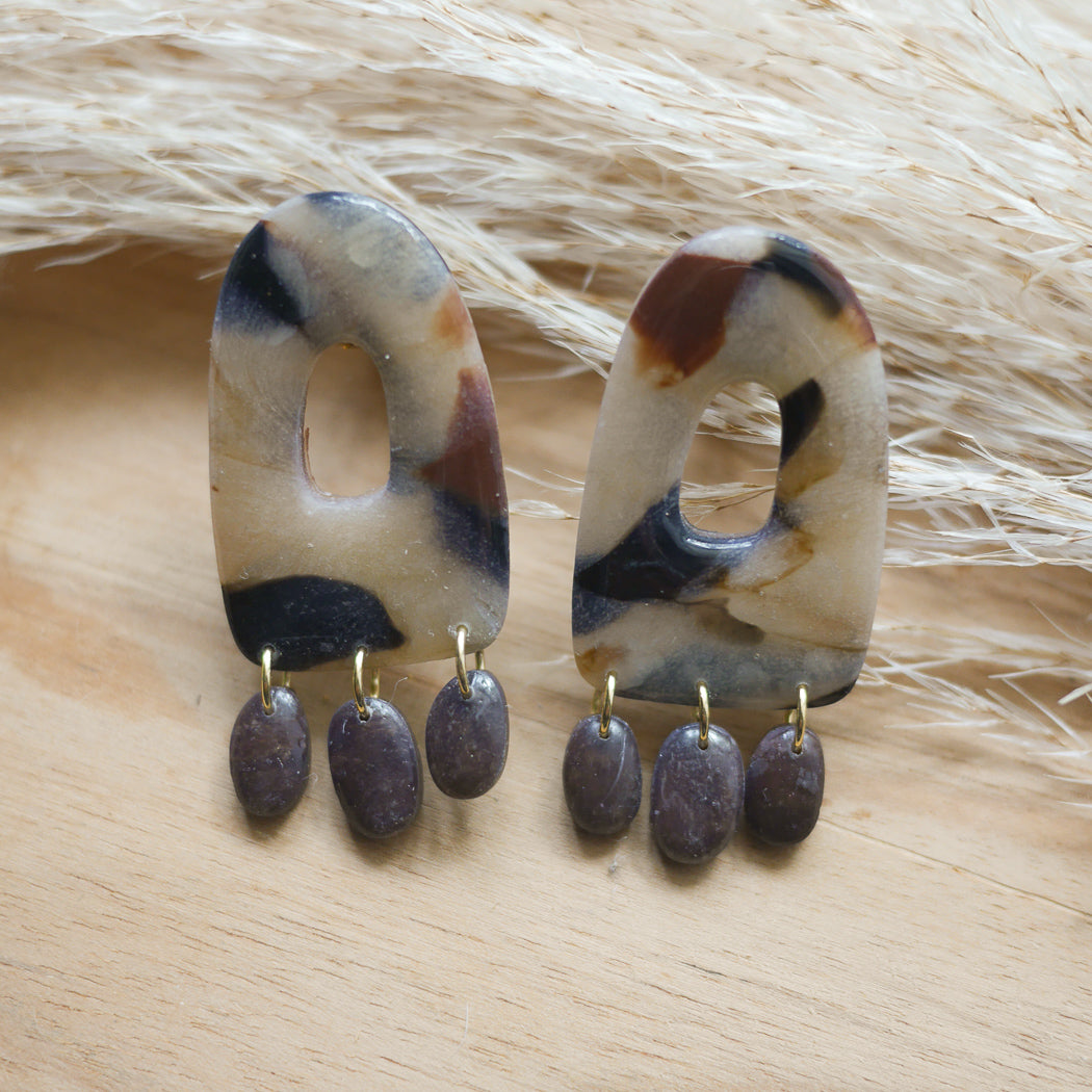 Boucles d’oreilles Chicago arche avec pampilles à imprimé écaille de tortue – bijoux faits main en pâte polymère Amolia