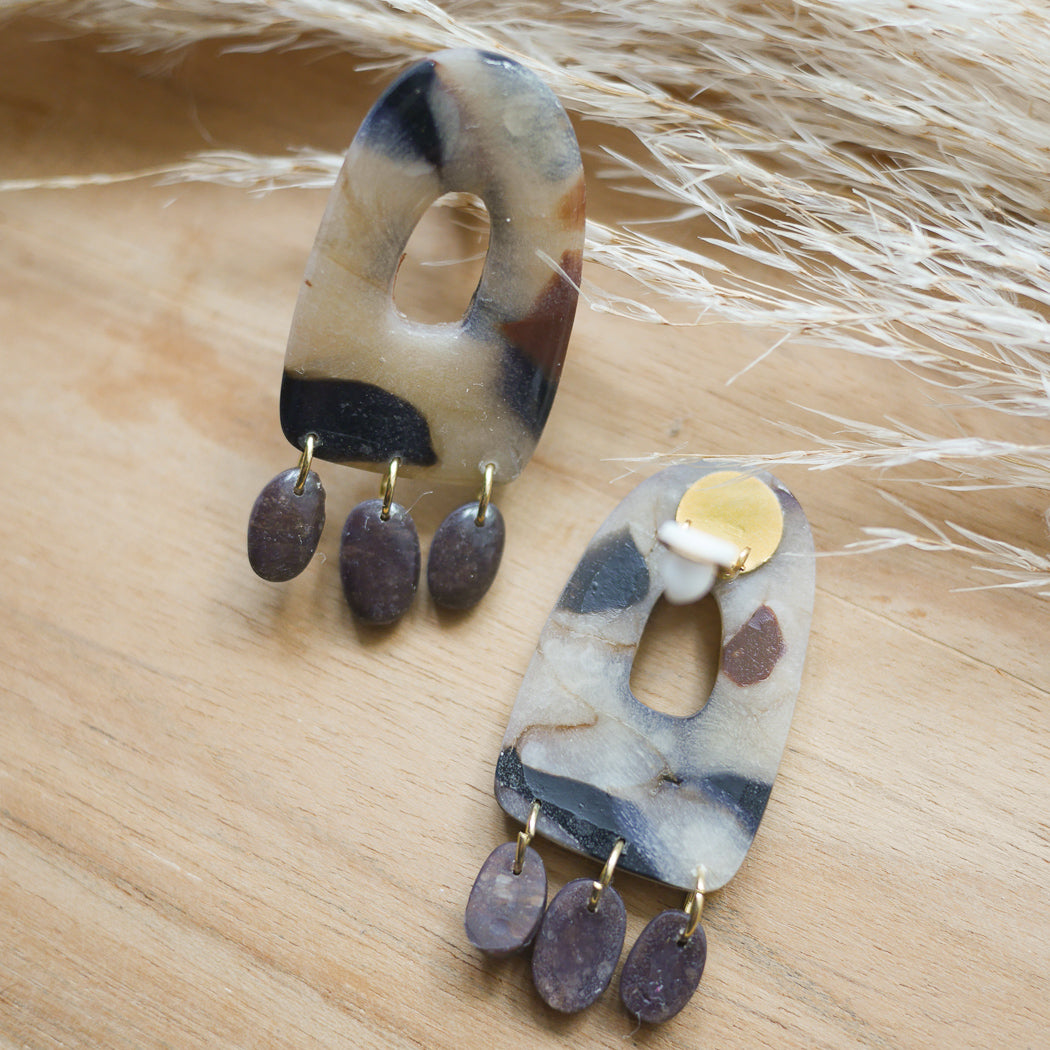 Boucles d’oreilles Chicago arche avec pampilles à imprimé écaille de tortue – bijoux faits main en pâte polymère Amolia