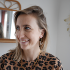 OSLO I Boucles d'oreilles créoles à breloque coeur colorée