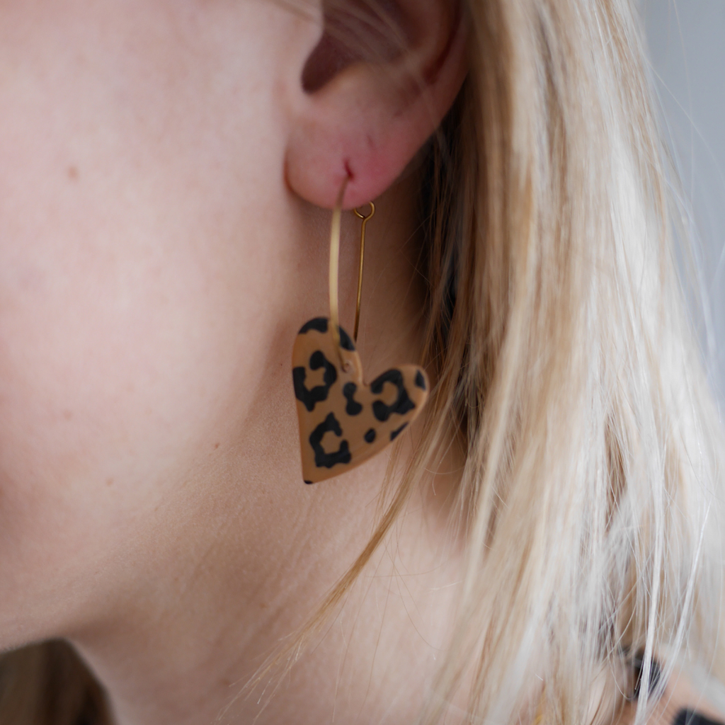 OSLO I Boucles d'oreilles créoles à breloque coeur colorée