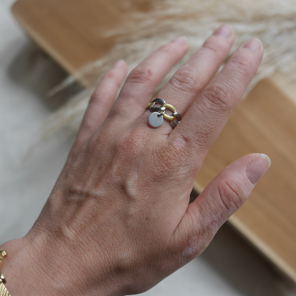 Bague maillons bicolore doré et argenté avec breloque personnalisable – acier inoxydable.