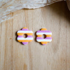 Breloques Flora, Roma et Lola à rayures tricolores estivales, finition mate texturée, compatibles avec les créoles du Bar à Boucles.