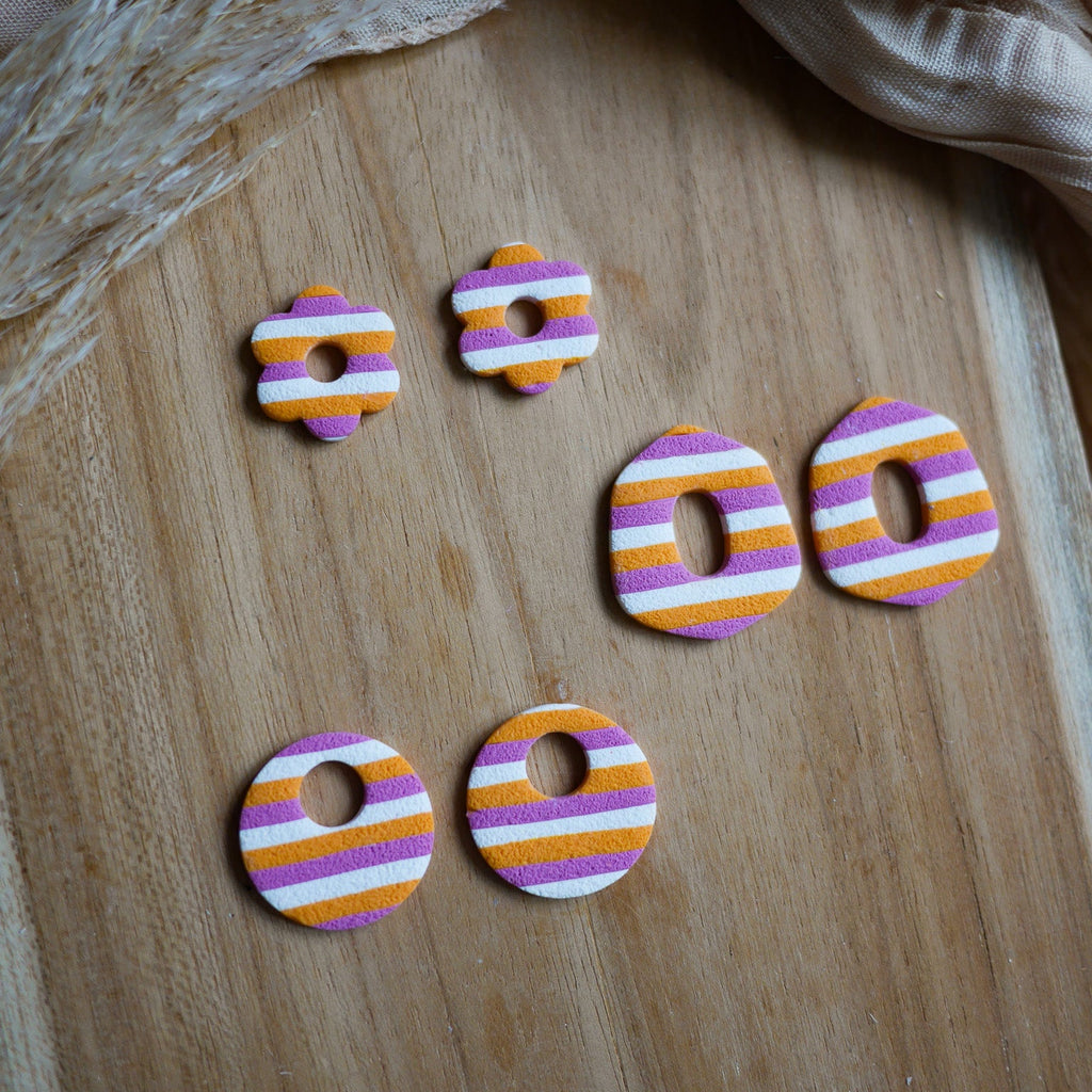 Breloques Flora, Roma et Lola à rayures tricolores estivales, finition mate texturée, compatibles avec les créoles du Bar à Boucles.