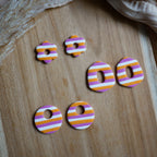 Breloques Flora, Roma et Lola à rayures tricolores estivales, finition mate texturée, compatibles avec les créoles du Bar à Boucles.
