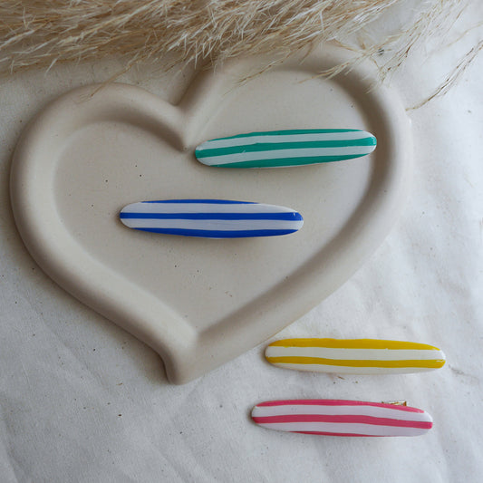 Barrettes cheveux à rayuresfun en pâte polymère, faites main. Accessoire léger, coloré et confortable pour toutes les coiffures du quotidien.