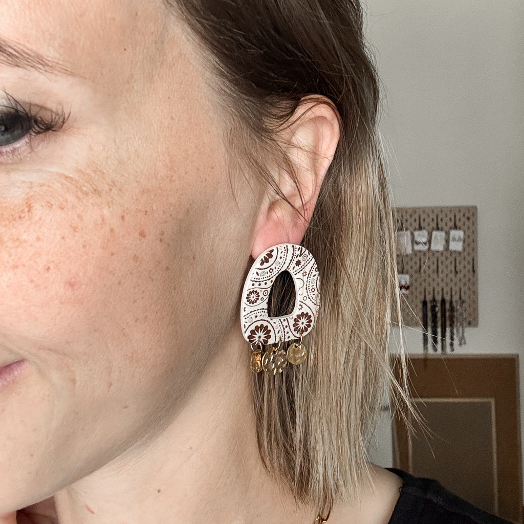 Boucles d’oreilles dorées Marrakech en forme d’arche avec trois breloques en acier inoxydable, issues de la collection Bandana à imprimé foulard tendance.