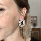 Boucles d’oreilles dorées Marrakech en forme d’arche avec trois breloques en acier inoxydable, issues de la collection Bandana à imprimé foulard tendance.