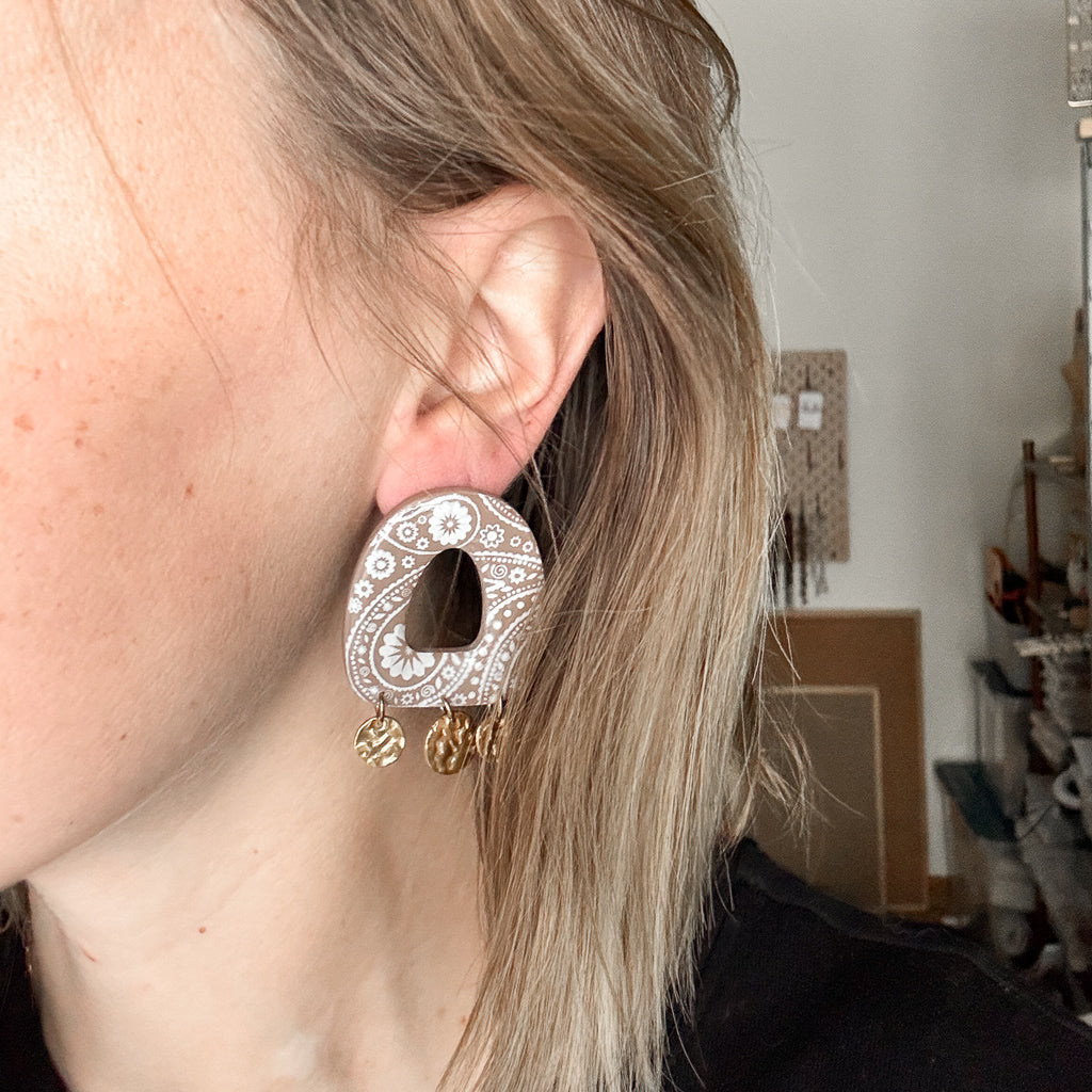 Boucles d’oreilles dorées Marrakech en forme d’arche avec trois breloques en acier inoxydable, issues de la collection Bandana à imprimé foulard tendance.