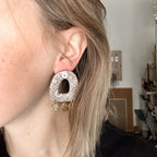 Boucles d’oreilles dorées Marrakech en forme d’arche avec trois breloques en acier inoxydable, issues de la collection Bandana à imprimé foulard tendance.