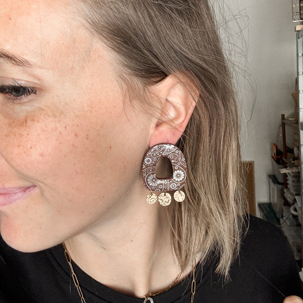 Boucles d’oreilles dorées Marrakech en forme d’arche avec trois breloques en acier inoxydable, issues de la collection Bandana à imprimé foulard tendance.