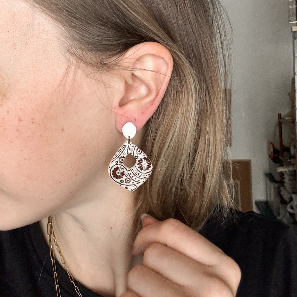 Boucles d’oreilles Mykonos en pâte polymère avec motif bandana, forme losange arrondi, faites main.