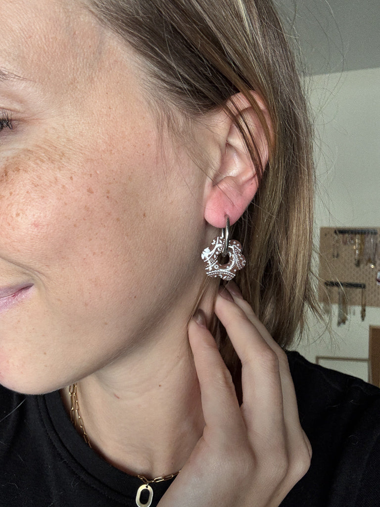 Boucles d’oreilles Mykonos en pâte polymère avec motif bandana, forme losange arrondi, faites main.