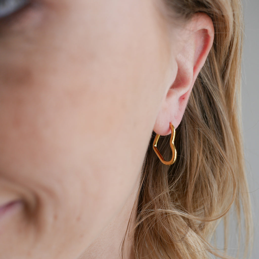 BUDAPEST I Créoles en forme de cœur en acier inoxydable – Bar à Boucles