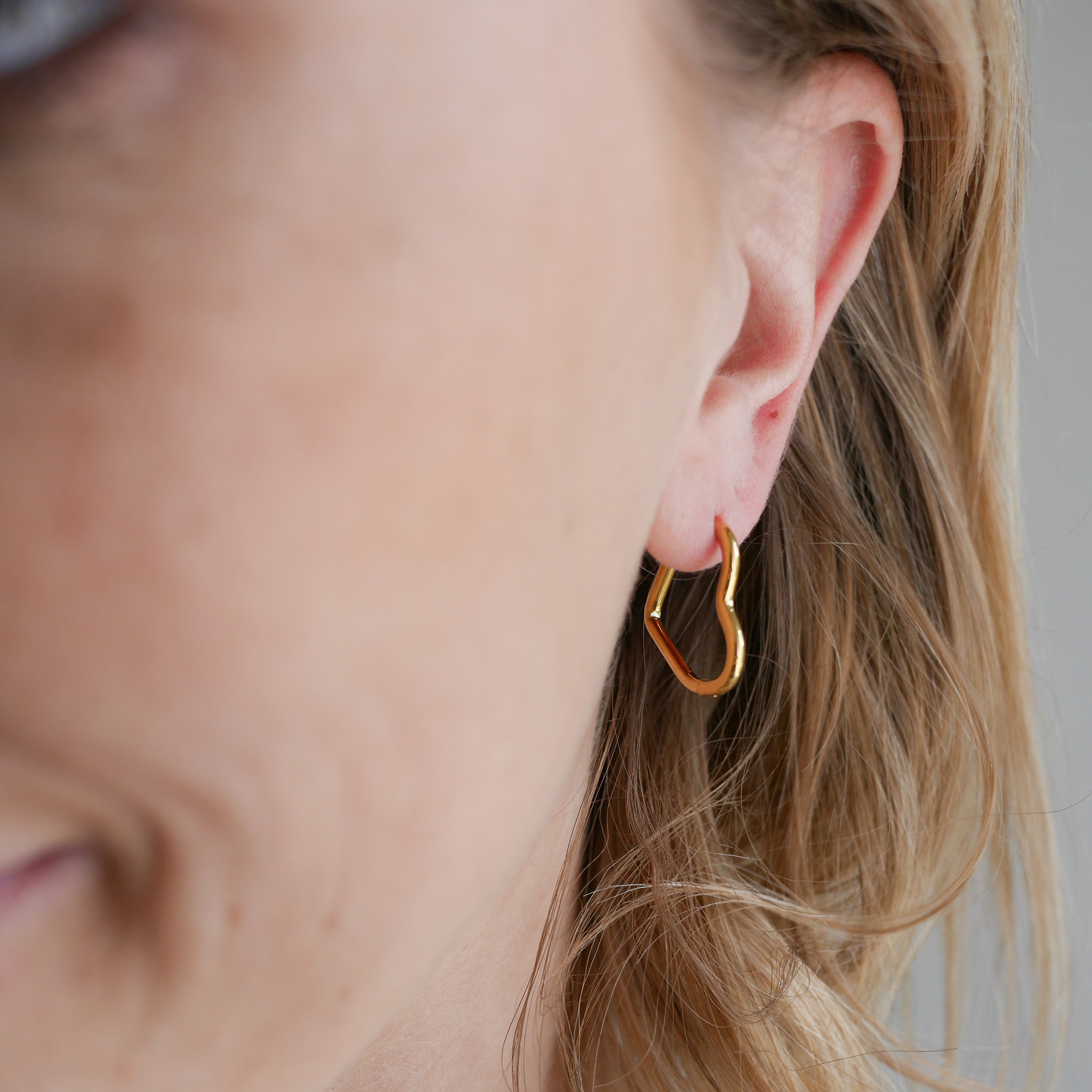 BUDAPEST I Créoles en forme de cœur en acier inoxydable – Bar à Boucles