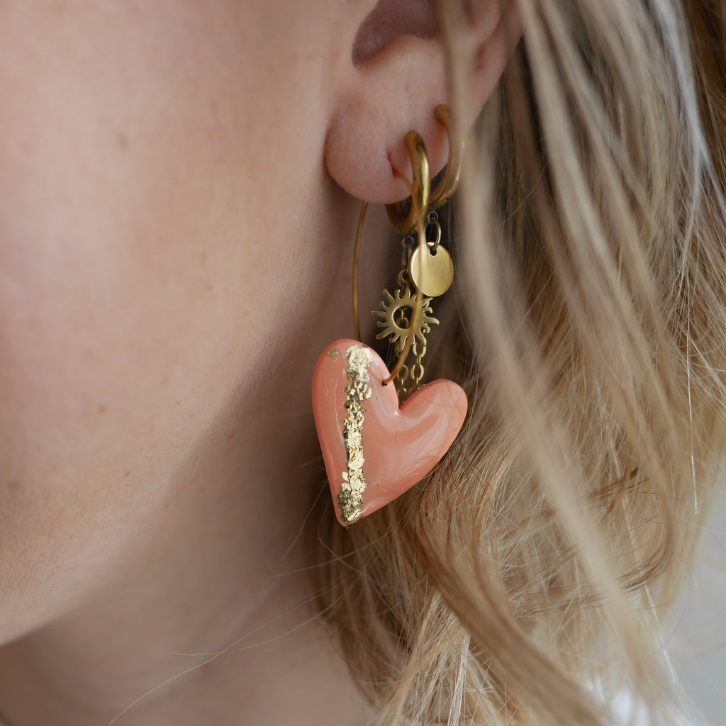 OSLO I Boucles d'oreilles créoles à breloque coeur colorée