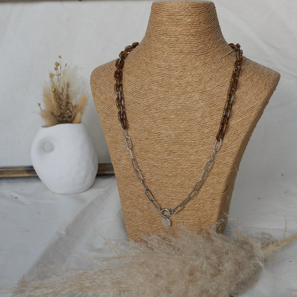 Collier long en maillons écailles de tortue avec breloque personnalisable, idéal pour accumulation et bijoux personnalisables.