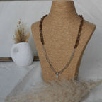 Collier long en maillons écailles de tortue avec breloque personnalisable, idéal pour accumulation et bijoux personnalisables.