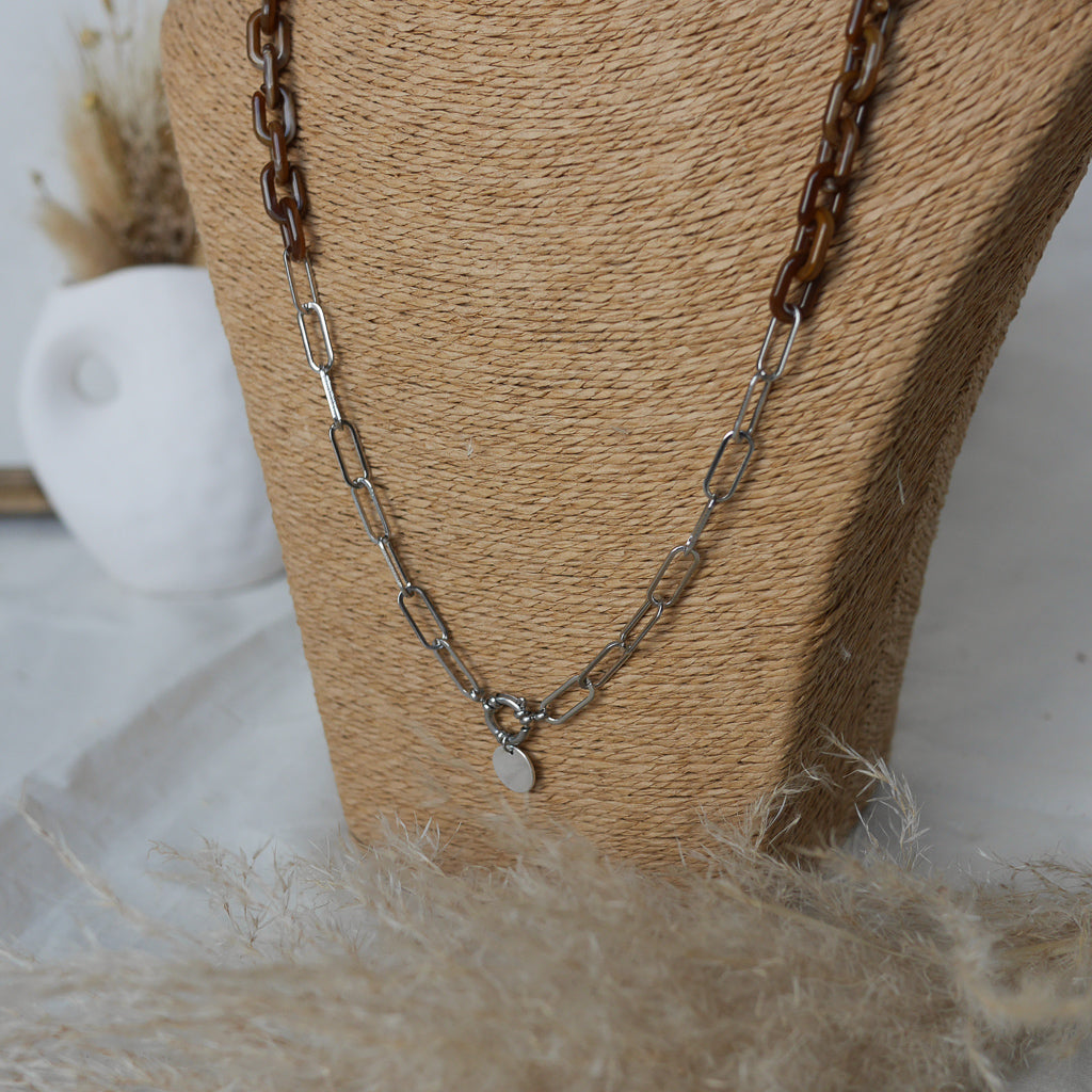 Collier long en maillons écailles de tortue avec breloque personnalisable, idéal pour accumulation et bijoux personnalisables.