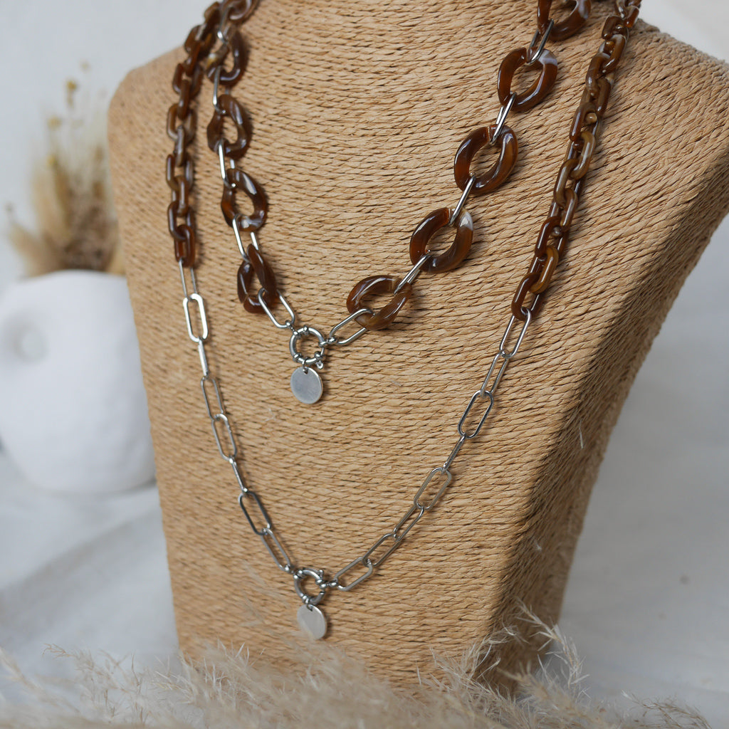 Collier long en maillons écailles de tortue avec breloque personnalisable, idéal pour accumulation et bijoux personnalisables.