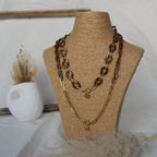 Collier long en maillons écailles de tortue avec breloque personnalisable, idéal pour accumulation et bijoux personnalisables.