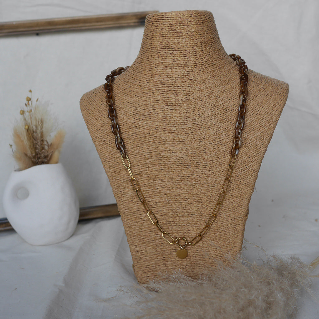 Collier long en maillons écailles de tortue avec breloque personnalisable, idéal pour accumulation et bijoux personnalisables.