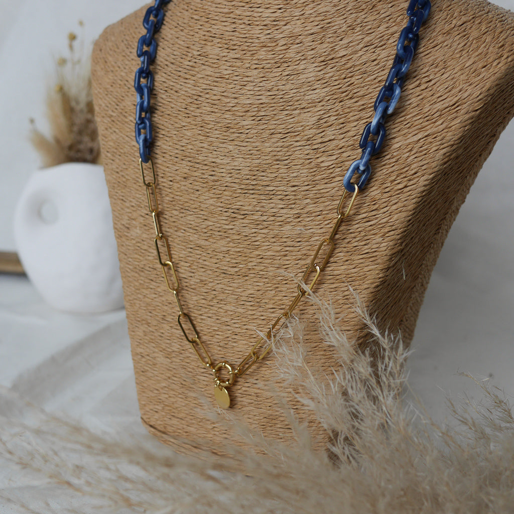 Collier long en maillons écailles de tortue avec breloque personnalisable, idéal pour accumulation et bijoux personnalisables.