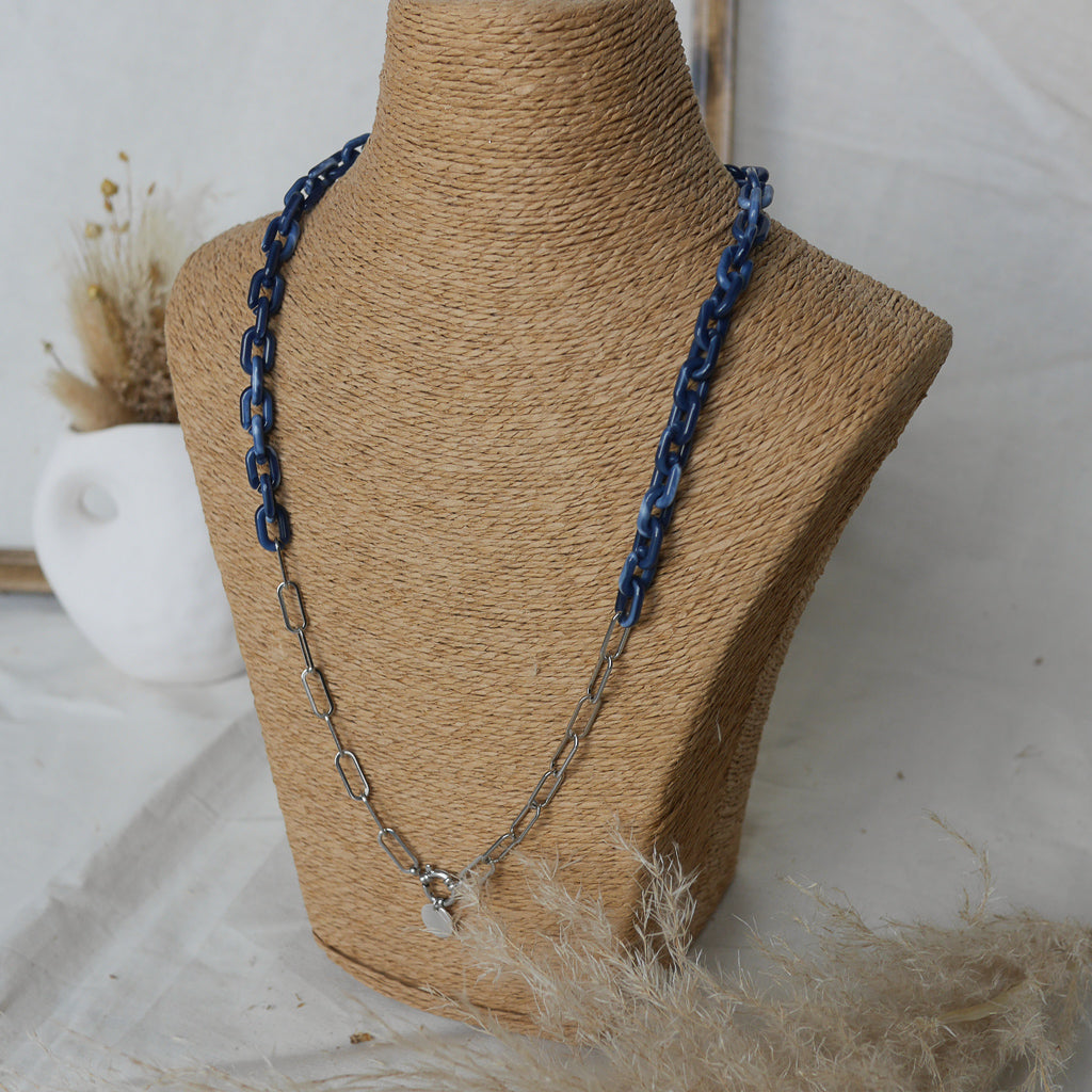 Collier long en maillons écailles de tortue avec breloque personnalisable, idéal pour accumulation et bijoux personnalisables.