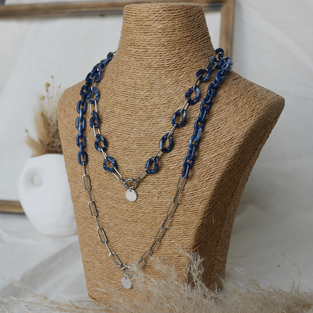 Collier long en maillons écailles de tortue avec breloque personnalisable, idéal pour accumulation et bijoux personnalisables.