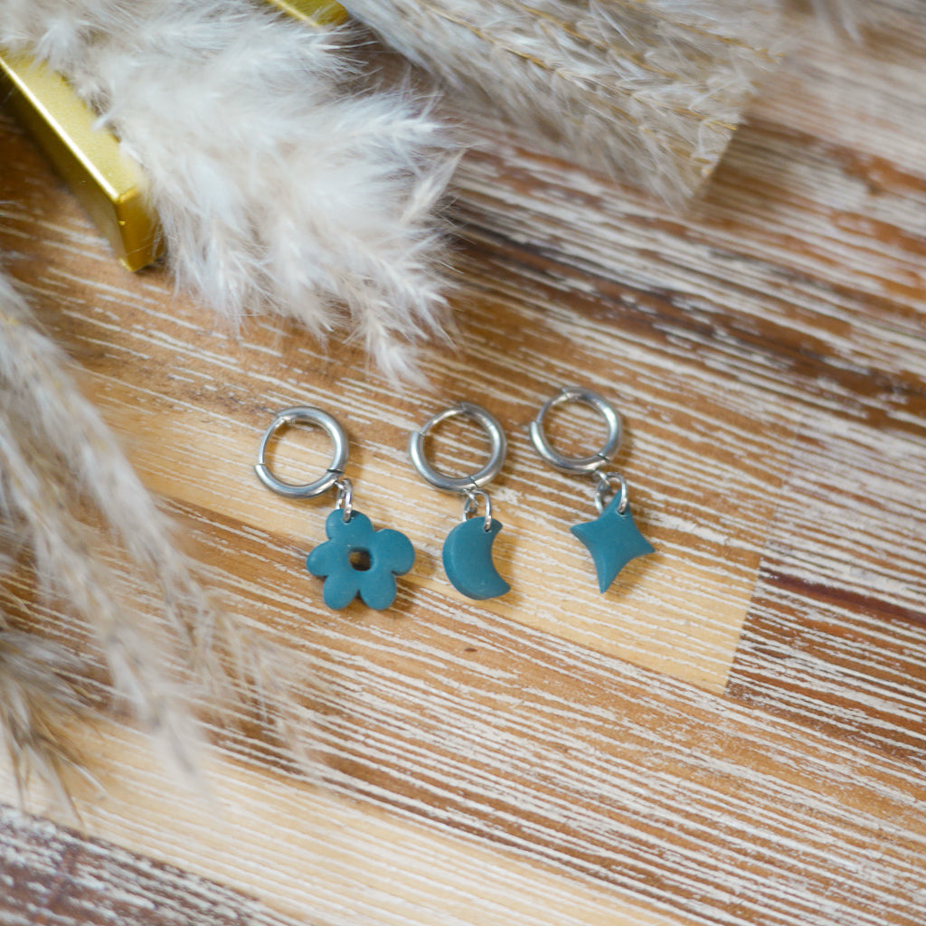 monoboucle Amolia en pâte polymère – bijou fait main

accumulation de monoboucles colorées en acier inoxydable

détail de monoboucle légère à breloque artisanale