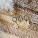 monoboucle Amolia en pâte polymère – bijou fait main

accumulation de monoboucles colorées en acier inoxydable

détail de monoboucle légère à breloque artisanale