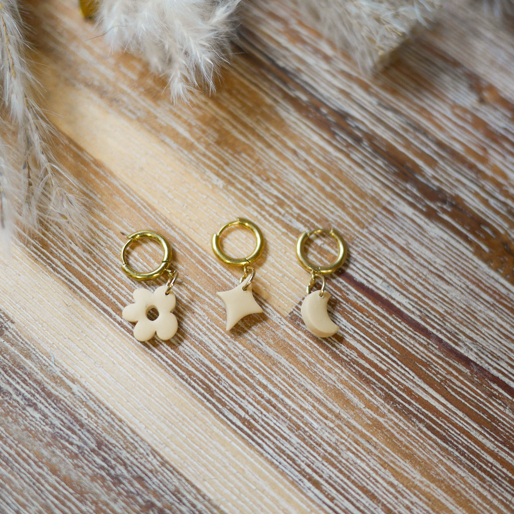 monoboucle Amolia en pâte polymère – bijou fait main

accumulation de monoboucles colorées en acier inoxydable

détail de monoboucle légère à breloque artisanale