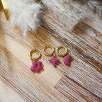 monoboucle Amolia en pâte polymère – bijou fait main

accumulation de monoboucles colorées en acier inoxydable

détail de monoboucle légère à breloque artisanale