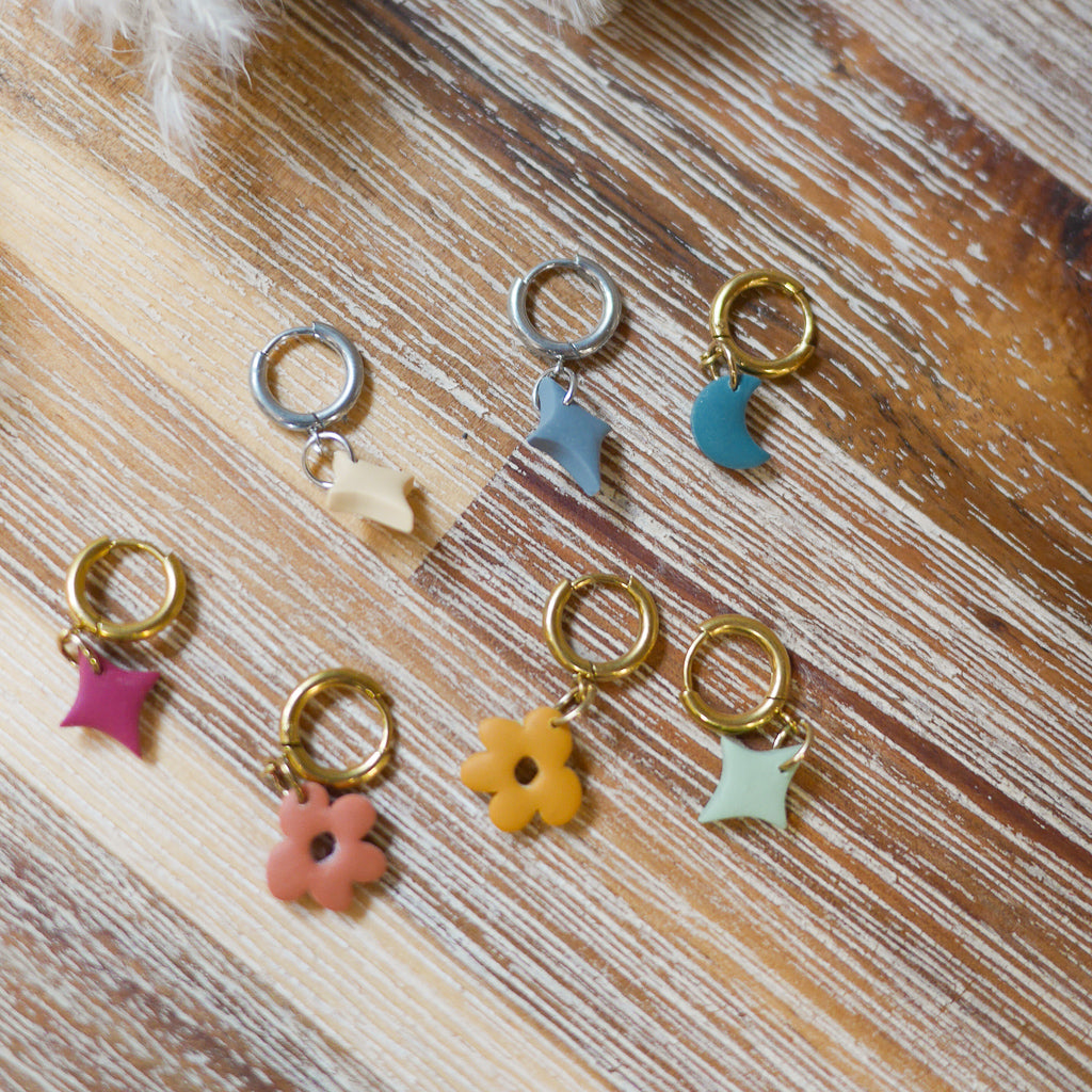 monoboucle Amolia en pâte polymère – bijou fait main

accumulation de monoboucles colorées en acier inoxydable

détail de monoboucle légère à breloque artisanale