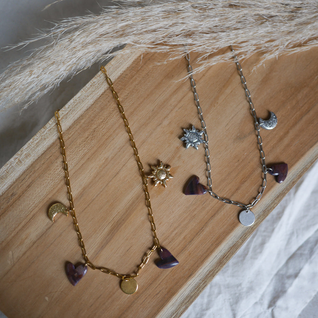 collier à charms, collier charms personnalisable, bijou soleil et lune, collier fait main, collier tendance femme, bijou écaille de tortue, collier personnalisé