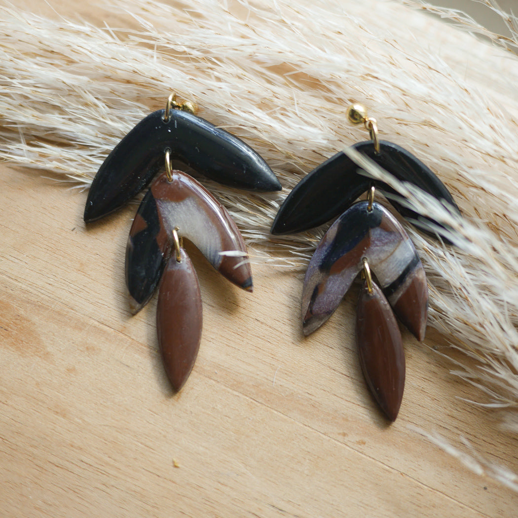Boucles d’oreilles à trois étages Amsterdam – noir, marron et écaille de tortue – bijoux faits main Amolia