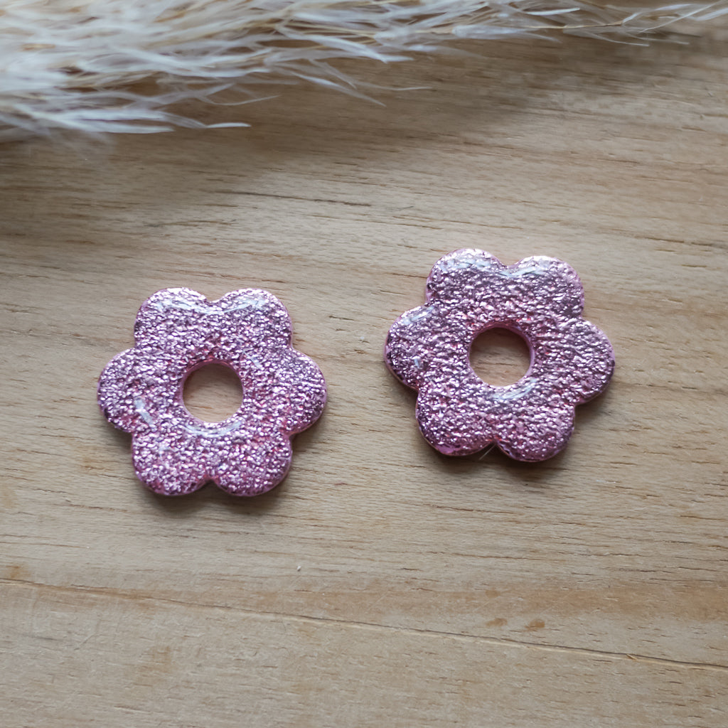 Breloque interchangeable en forme de fleur à six pétales, faite main en pâte polymère avecun coloris métallisé et un fini brillant, compatible avec les créoles du Bar à Boucles Amolia.