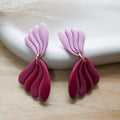 Boucles d’oreilles Seville en forme de pétales superposés, design délicat et féminin, fait main en pâte polymère.