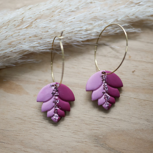 Boucles d’oreilles Amazonia en forme de feuille sur créoles fines, en pâte polymère pailletée.
